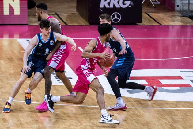 Bonn, 04.04.21: Jalen Hudson (Bonn) am Ball im Basketball Bundesliga Spiel Telekom Baskets Bonn vs. Alba Berlin.