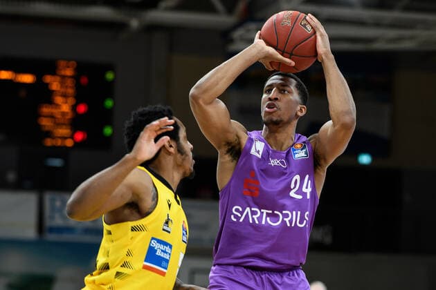BG Göttingen - MHP Riesen Ludwigsburg 05.04.2021, Basketball-Bundesliga easyCredit-BBL, Saison 2020 2021, Hauptrunde, BG Göttingen - MHP Riesen Ludwigsburg. Göttingens Aubrey Dawkins (r) spielt gegen Ludwigsburgs Barry Brown Jr. Göttingen Niedersachsen Deutschland