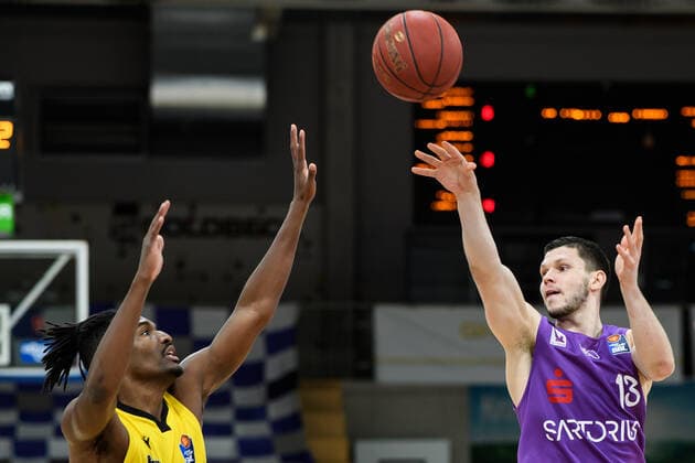 BG Göttingen - MHP Riesen Ludwigsburg 05.04.2021, Basketball-Bundesliga easyCredit-BBL, Saison 2020 2021, Hauptrunde, BG Göttingen - MHP Riesen Ludwigsburg. Göttingens Rihards Lomazs (r) spielt gegen Ludwigsburgs Jaleen Smith. Göttingen Niedersachsen Deutschland