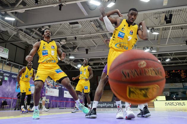 BG Göttingen - MHP Riesen Ludwigsburg 05.04.2021, Basketball-Bundesliga easyCredit-BBL, Saison 2020 2021, Hauptrunde, BG Göttingen - MHP Riesen Ludwigsburg. Ludwigsburgs Jamel McLean (r) und Ludwigsburgs Barry Brown Jr. schauen dem Ball hinterher. Göttingen Niedersachsen Deutschland