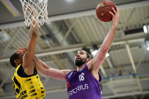 BG Göttingen - MHP Riesen Ludwigsburg 05.04.2021, Basketball-Bundesliga easyCredit-BBL, Saison 2020 2021, Hauptrunde, BG Göttingen - MHP Riesen Ludwigsburg. Göttingens Harper Kamp (r) spielt gegen Ludwigsburgs Tremmel Darden. Göttingen Niedersachsen Deutschland