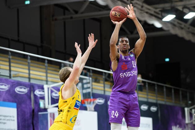 BG Göttingen - MHP Riesen Ludwigsburg 05.04.2021, Basketball-Bundesliga easyCredit-BBL, Saison 2020 2021, Hauptrunde, BG Göttingen - MHP Riesen Ludwigsburg. Göttingens Aubrey Dawkins (r) spielt gegen Ludwigsburgs Jordan Hulls. Göttingen Niedersachsen Deutschland