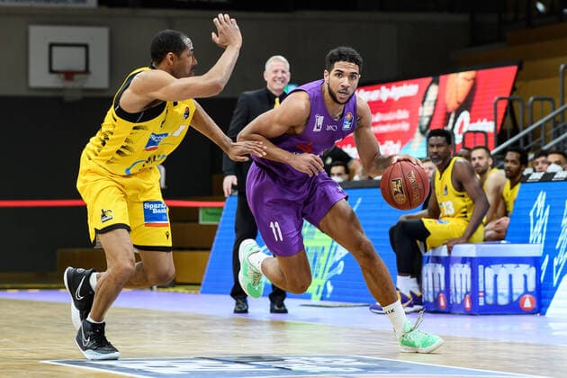 BG Göttingen - MHP Riesen Ludwigsburg 05.04.2021, Basketball-Bundesliga easyCredit-BBL, Saison 2020 2021, Hauptrunde, BG Göttingen - MHP Riesen Ludwigsburg. Göttingens Marvin Omuvwie (r) spielt gegen Ludwigsburgs Tremmel Darden. Göttingen Niedersachsen Deutschland