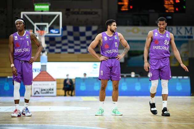 BG Göttingen - MHP Riesen Ludwigsburg 05.04.2021, Basketball-Bundesliga easyCredit-BBL, Saison 2020 2021, Hauptrunde, BG Göttingen - MHP Riesen Ludwigsburg. Göttingens Deishuan Booker, Göttingens Marvin Omuvwie und Göttingens Aubrey Dawkins stehen auf dem Feld. Göttingen Niedersachsen Deutschland