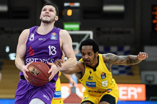 BG Göttingen - MHP Riesen Ludwigsburg 05.04.2021, Basketball-Bundesliga easyCredit-BBL, Saison 2020 2021, Hauptrunde, BG Göttingen - MHP Riesen Ludwigsburg. Göttingens Rihards Lomazs (l) spielt gegen Ludwigsburgs Barry Brown Jr. Göttingen Niedersachsen Deutschland