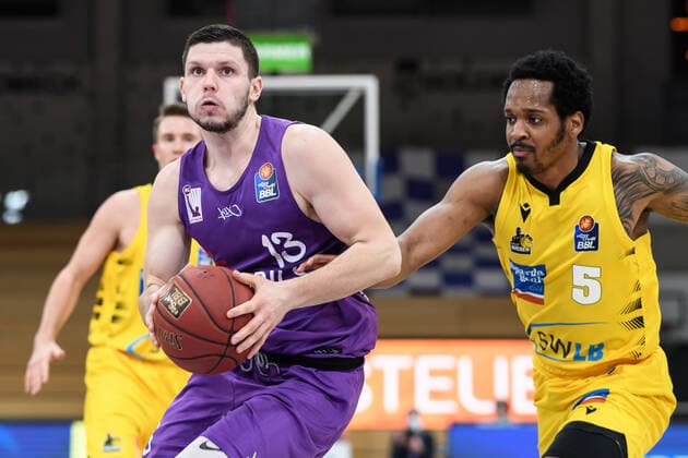 BG Göttingen - MHP Riesen Ludwigsburg 05.04.2021, Basketball-Bundesliga easyCredit-BBL, Saison 2020 2021, Hauptrunde, BG Göttingen - MHP Riesen Ludwigsburg. Göttingens Rihards Lomazs (l) spielt gegen Ludwigsburgs Barry Brown Jr. Göttingen Niedersachsen Deutschland
