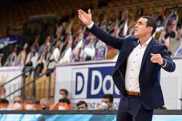BG Göttingen - MHP Riesen Ludwigsburg 05.04.2021, Basketball-Bundesliga easyCredit-BBL, Saison 2020 2021, Hauptrunde, BG Göttingen - MHP Riesen Ludwigsburg. Göttingens Trainer Roel Moors gestikuliert. Göttingen Niedersachsen Deutschland