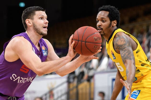 BG Göttingen - MHP Riesen Ludwigsburg 05.04.2021, Basketball-Bundesliga easyCredit-BBL, Saison 2020 2021, Hauptrunde, BG Göttingen - MHP Riesen Ludwigsburg. Göttingens Rihards Lomazs (l) spielt gegen Ludwigsburgs Barry Brown Jr. Göttingen Niedersachsen Deutschland
