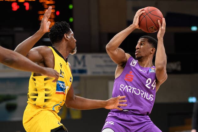 BG Göttingen - MHP Riesen Ludwigsburg 05.04.2021, Basketball-Bundesliga easyCredit-BBL, Saison 2020 2021, Hauptrunde, BG Göttingen - MHP Riesen Ludwigsburg. Göttingens Aubrey Dawkins (r) spielt gegen Ludwigsburgs Yorman Polas Bartolo. Göttingen Niedersachsen Deutschland