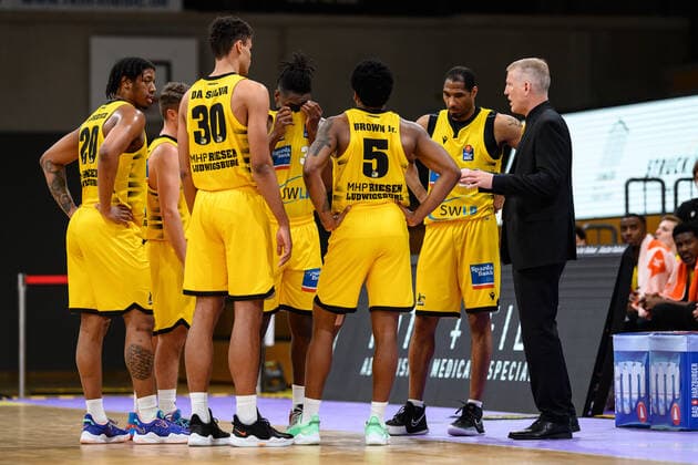 BG Göttingen - MHP Riesen Ludwigsburg 05.04.2021, Basketball-Bundesliga easyCredit-BBL, Saison 2020 2021, Hauptrunde, BG Göttingen - MHP Riesen Ludwigsburg. Ludwigsburgs Trainer John Patrick (r) spricht mit seinem Team. Göttingen Niedersachsen Deutschland