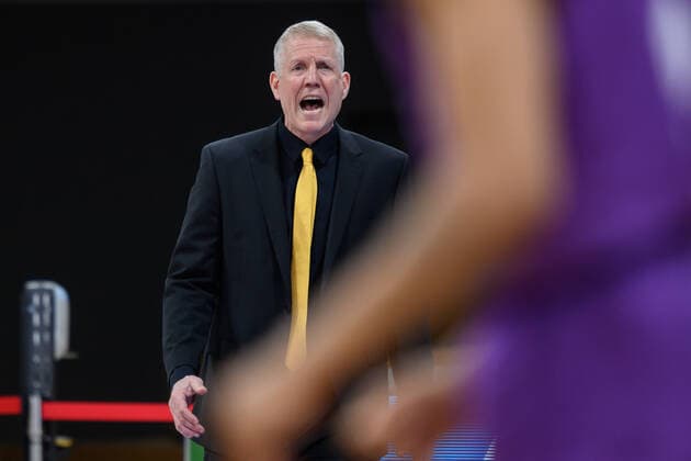 BG Göttingen - MHP Riesen Ludwigsburg 05.04.2021, Basketball-Bundesliga easyCredit-BBL, Saison 2020 2021, Hauptrunde, BG Göttingen - MHP Riesen Ludwigsburg. Ludwigsburgs Trainer John Patrick steht am Spielfeldrand. Göttingen Niedersachsen Deutschland