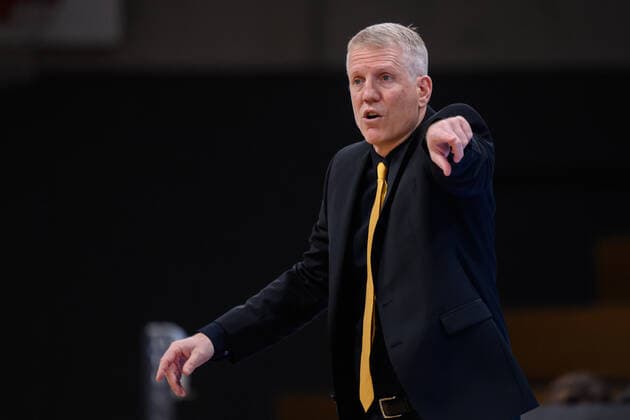 BG Göttingen - MHP Riesen Ludwigsburg 05.04.2021, Basketball-Bundesliga easyCredit-BBL, Saison 2020 2021, Hauptrunde, BG Göttingen - MHP Riesen Ludwigsburg. Ludwigsburgs Trainer John Patrick steht am Spielfeldrand. Göttingen Niedersachsen Deutschland