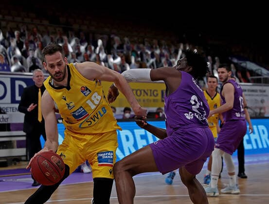 GSD zje123 Saison 2020 21 Easy credit Basketball Bundesliga BG Göttingen - MHP Riesen Ludwigsburg Ludwigburgs Jonas Wolfart-Bottermann (am Ball) gegen Göttingens Tai Odiase