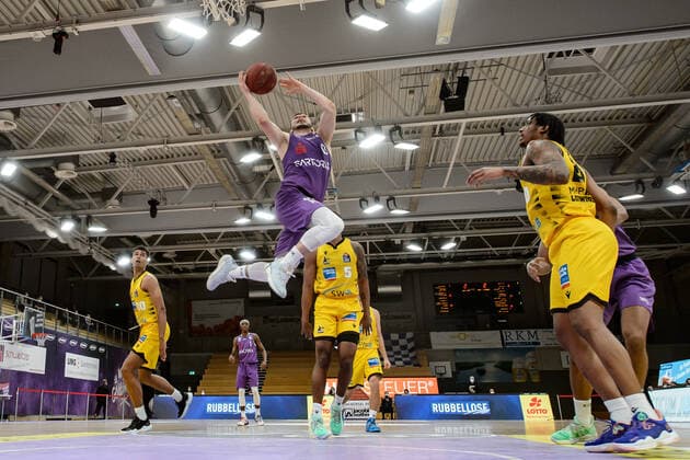 BG Göttingen - MHP Riesen Ludwigsburg 05.04.2021, Basketball-Bundesliga easyCredit-BBL, Saison 2020 2021, Hauptrunde, BG Göttingen - MHP Riesen Ludwigsburg. Göttingens Rihards Lomazs wirft auf den Korb. Göttingen Niedersachsen Deutschland