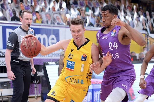 Jordan Hulls (MHP Riesen Ludwigsburg) (am Ball), Aubrey Dawkins (BG Goettingen) (R) , Basketball, Bundesliga, BBL, BG Goettingen - MHP Riesen Ludwigsburg, 05.04.2021, BG Goettingen - MHP Riesen Ludwigsburg, Basketball, Bundesliga, GER, BBL, 05.04.2021 Goettingen Copyright: xEibner-Pressefotox-xRolandxSippelx