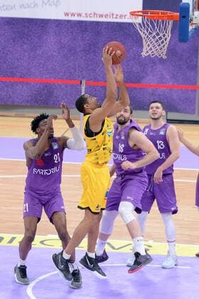 Tremmell Darden (MHP Riesen Ludwigsburg) beim Korbleger; Harper Kamp (BG Goettingen) (M), Tai Odiase (BG Goettingen) (L), Rihards Lomazs (BG Goettingen) (R, hinten) , Basketball, Bundesliga, BBL, BG Goettingen - MHP Riesen Ludwigsburg, 05.04.2021, BG Goettingen - MHP Riesen Ludwigsburg, Basketball, Bundesliga, GER, BBL, 05.04.2021 Goettingen Copyright: xEibner-Pressefotox-xRolandxSippelx
