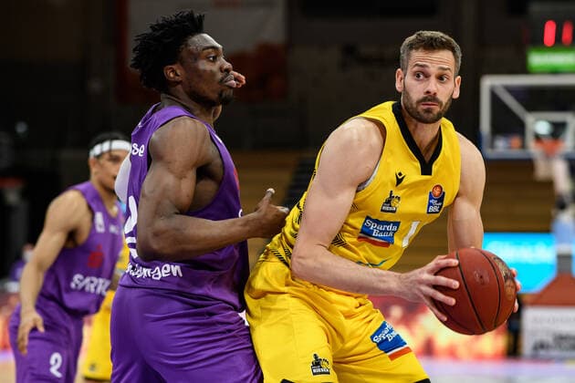 BG Göttingen - MHP Riesen Ludwigsburg 05.04.2021, Basketball-Bundesliga easyCredit-BBL, Saison 2020 2021, Hauptrunde, BG Göttingen - MHP Riesen Ludwigsburg. Ludwigsburgs Jonas Wohlfarth-Bottermann (r) spielt gegen Göttingens Tai Odiase. Göttingen Niedersachsen Deutschland