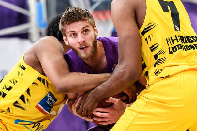 BG Göttingen - MHP Riesen Ludwigsburg 05.04.2021, Basketball-Bundesliga easyCredit-BBL, Saison 2020 2021, Hauptrunde, BG Göttingen - MHP Riesen Ludwigsburg. Göttingens Mathis Mönninghoff am Ball. Göttingen Niedersachsen Deutschland