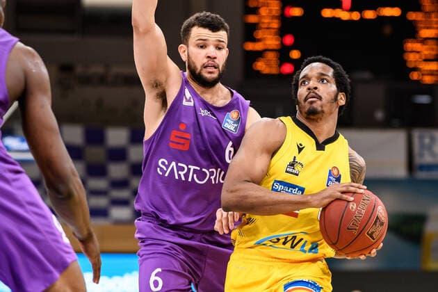 BG Göttingen - MHP Riesen Ludwigsburg 05.04.2021, Basketball-Bundesliga easyCredit-BBL, Saison 2020 2021, Hauptrunde, BG Göttingen - MHP Riesen Ludwigsburg. Ludwigsburgs Barry Brown Jr. (r) spielt gegen Göttingens Luke Nelson. Göttingen Niedersachsen Deutschland