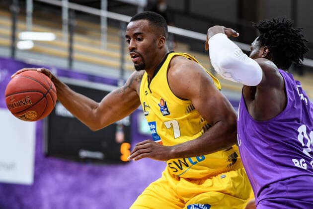 BG Göttingen - MHP Riesen Ludwigsburg 05.04.2021, Basketball-Bundesliga easyCredit-BBL, Saison 2020 2021, Hauptrunde, BG Göttingen - MHP Riesen Ludwigsburg. Ludwigsburgs Jamel McLean (l) spielt gegen Göttingens Tai Odiase. Göttingen Niedersachsen Deutschland