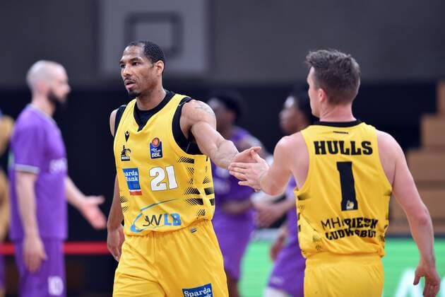 Tremmell Darden (MHP Riesen Ludwigsburg) (L) und Jordan Hulls (MHP Riesen Ludwigsburg) , Basketball, Bundesliga, BBL, BG Goettingen - MHP Riesen Ludwigsburg, 05.04.2021, BG Goettingen - MHP Riesen Ludwigsburg, Basketball, Bundesliga, GER, BBL, 05.04.2021 Goettingen Copyright: xEibner-Pressefotox-xRolandxSippelx