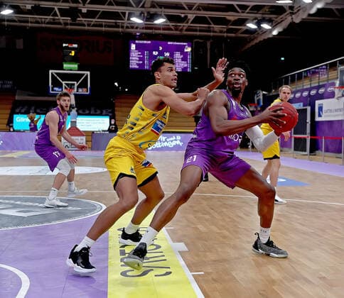 Sport Bilder des Tages GSD zje123 Saison 2020 21 Easy credit Basketball Bundesliga BG Göttingen - MHP Riesen Ludwigsburg Göttingens Tai Odiase (am Ball) gegen Ludwigburgs Oscar Da Silva