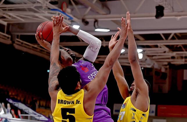 GSD zje123 Saison 2020 21 Easy credit Basketball Bundesliga BG Göttingen - MHP Riesen Ludwigsburg Göttingens Tai Odiase (am Ball) gegen Ludwigburgs Barry Brown Jr.