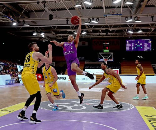 GSD zje123 Saison 2020 21 Easy credit Basketball Bundesliga BG Göttingen - MHP Riesen Ludwigsburg Göttingens Nelson Weidemann (am Ball) gegen Ludwigburgs Jonas Wohlfahrt-Bottermann