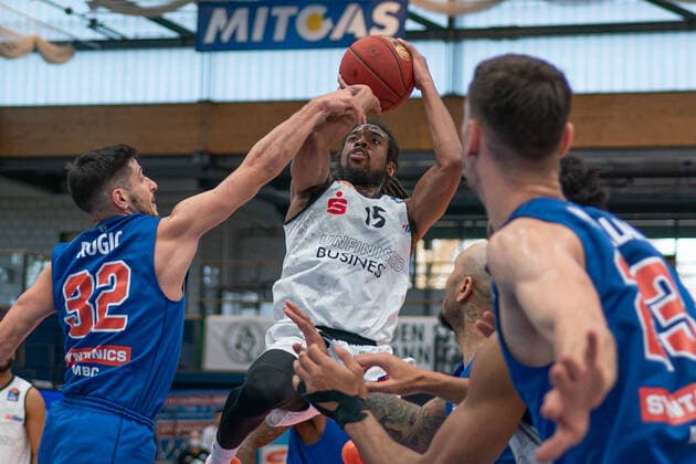Syntainics MBC - Niners Chemnitz, Basketball, Bundesliga, Maenner, 2020 2021, 26. Spieltag, 05.04.2021, v.l.: Roko Rogic (MBC, 32), Marcus Thornton (Chemnitz, 15). Syntainics MBC - Niners Chemnitz, Basketball, Bundesliga, Maenner, 2020 2021, 26. Spieltag, 05.04.2021, Weissenfels