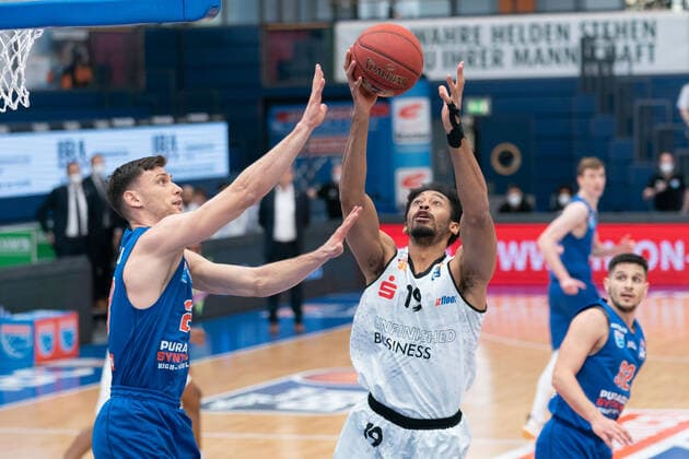 Syntainics MBC - Niners Chemnitz, Basketball, Bundesliga, Maenner, 2020 2021, 26. Spieltag, 05.04.2021, v.l.: Michal Michalak (MBC, 23), Johnathan Williams (Chemnitz, 19). Syntainics MBC - Niners Chemnitz, Basketball, Bundesliga, Maenner, 2020 2021, 26. Spieltag, 05.04.2021, Weissenfels