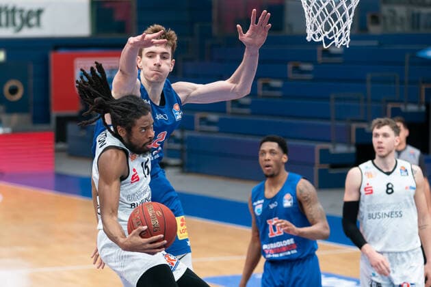 Syntainics MBC - Niners Chemnitz, Basketball, Bundesliga, Maenner, 2020 2021, 26. Spieltag, 05.04.2021, v.l.: Marcus Thornton (Chemnitz, 15), Philipp Hartwich (MBC, 12). Syntainics MBC - Niners Chemnitz, Basketball, Bundesliga, Maenner, 2020 2021, 26. Spieltag, 05.04.2021, Weissenfels