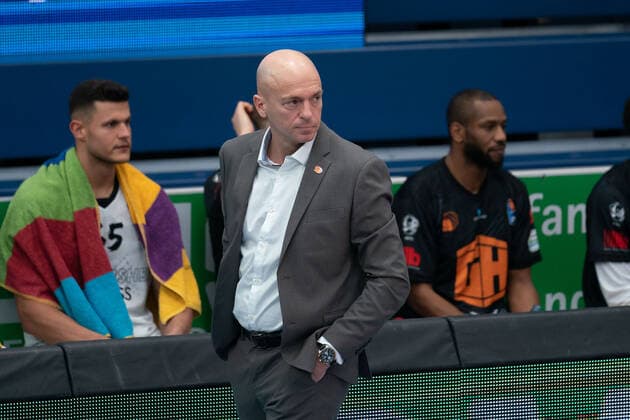 Syntainics MBC - Niners Chemnitz, Basketball, Bundesliga, Maenner, 2020 2021, 26. Spieltag, 05.04.2021, Head Coach Rodrigo Pastore (Niners Chemnitz), Bank. Syntainics MBC - Niners Chemnitz, Basketball, Bundesliga, Maenner, 2020 2021, 26. Spieltag, 05.04.2021, Weissenfels