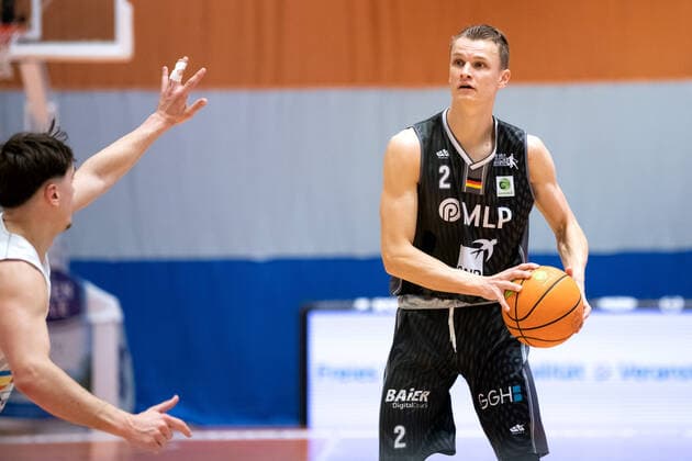 BARMER 2. Basketball Bundesliga ProA Nachhochspiel vom 12. Spieltag Saison 2020 2021 am 5.4.2021 Science City Jena vs MLP Academics Heidelberg v.re. am Ball Niklas Würzner (Heidelberg) gegen Dennis Nawrocki (Jena) Sparkassen Arena Jena