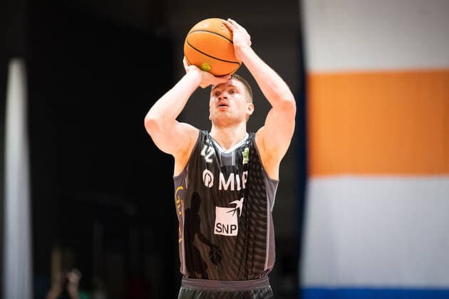 BARMER 2. Basketball Bundesliga ProA Nachhochspiel vom 12. Spieltag Saison 2020 2021 am 5.4.2021 Science City Jena vs MLP Academics Heidelberg Evan McGaughey (Heidelberg) beim Wurf, Portrait Sparkassen Arena Jena