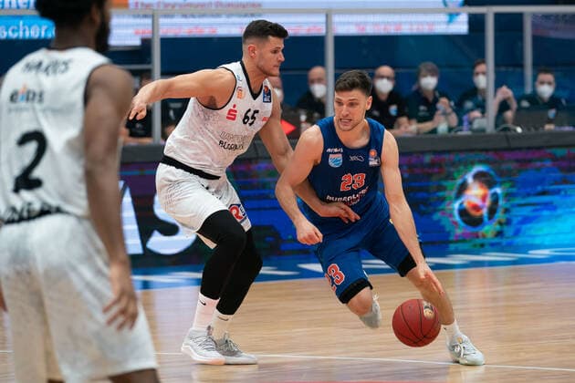 Syntainics MBC - Niners Chemnitz, Basketball, Bundesliga, Maenner, 2020 2021, 26. Spieltag, 05.04.2021, v.l.: Filip Stanic (Chemnitz, 65), Michal Michalak (MBC, 23). Syntainics MBC - Niners Chemnitz, Basketball, Bundesliga, Maenner, 2020 2021, 26. Spieltag, 05.04.2021, Weissenfels