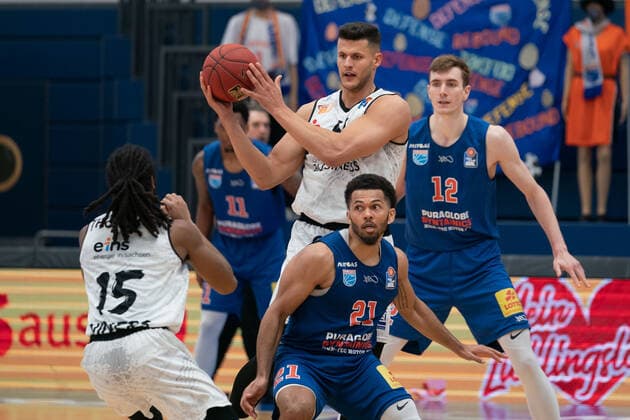 Syntainics MBC - Niners Chemnitz, Basketball, Bundesliga, Maenner, 2020 2021, 26. Spieltag, 05.04.2021, v.l.: Marcus Thornton (Chemnitz, 15), Filip Stanic (Chemnitz, 65), Quinton Hooker (MBC, 21), Philipp Hartwich (MBC, 12). Syntainics MBC - Niners Chemnitz, Basketball, Bundesliga, Maenner, 2020 2021, 26. Spieltag, 05.04.2021, Weissenfels
