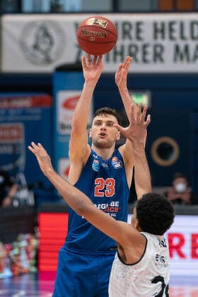 Syntainics MBC - Niners Chemnitz, Basketball, Bundesliga, Maenner, 2020 2021, 26. Spieltag, 05.04.2021, v.l.: Michal Michalak (MBC, 23), George King (Chemnitz, 24). Syntainics MBC - Niners Chemnitz, Basketball, Bundesliga, Maenner, 2020 2021, 26. Spieltag, 05.04.2021, Weissenfels