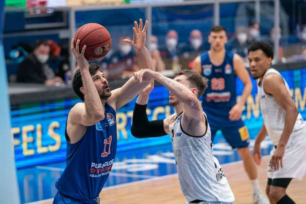 Syntainics MBC - Niners Chemnitz, Basketball, Bundesliga, Maenner, 2020 2021, 26. Spieltag, 05.04.2021, v.l.: Aleksandar Marelja (MBC, 17), Jan Niklas Wimberg (Chemnitz, 8). Syntainics MBC - Niners Chemnitz, Basketball, Bundesliga, Maenner, 2020 2021, 26. Spieltag, 05.04.2021, Weissenfels