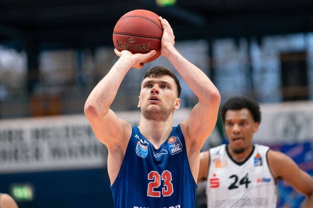 Syntainics MBC - Niners Chemnitz, Basketball, Bundesliga, Maenner, 2020 2021, 26. Spieltag, 05.04.2021, v.l.: Michal Michalak (MBC, 23), George King (Chemnitz, 24). Syntainics MBC - Niners Chemnitz, Basketball, Bundesliga, Maenner, 2020 2021, 26. Spieltag, 05.04.2021, Weissenfels