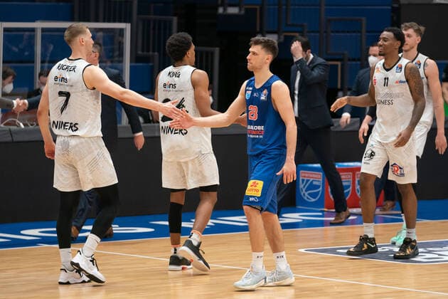 Syntainics MBC - Niners Chemnitz, Basketball, Bundesliga, Maenner, 2020 2021, 26. Spieltag, 05.04.2021, v.li.: Jonas Richter (Chemnitz, 7), Michal Michalak (MBC, 23) nach dem Spiel. Chemnitz gewann 84:86. Syntainics MBC - Niners Chemnitz, Basketball, Bundesliga, Maenner, 2020 2021, 26. Spieltag, 05.04.2021, Weissenfels