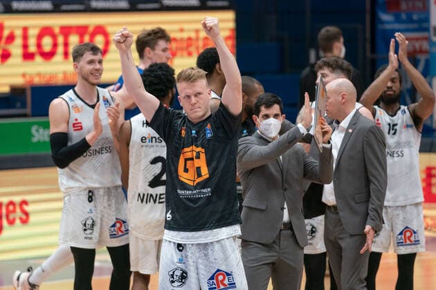 Syntainics MBC - Niners Chemnitz, Basketball, Bundesliga, Maenner, 2020 2021, 26. Spieltag, 05.04.2021, Niners jubeln nach dem Auswaertssieg, 84:86. Syntainics MBC - Niners Chemnitz, Basketball, Bundesliga, Maenner, 2020 2021, 26. Spieltag, 05.04.2021, Weissenfels