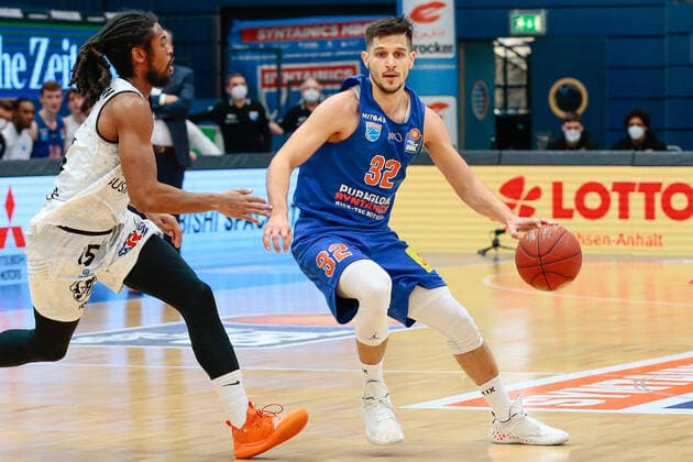 05.04.2021, xtgx, Basketball, easyCredit BBL, Syntainics MBC - Niners Chemnitz emspor, v.l. Marcus Thornton (Niners Chemnitz, 15), Roko Rogic (MBC, 32) Weissenfels