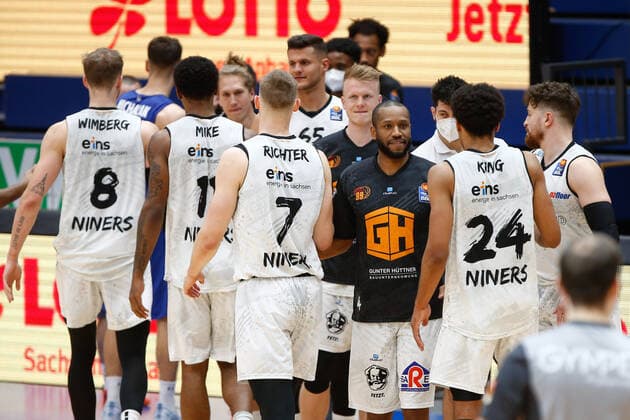 05.04.2021, xtgx, Basketball, easyCredit BBL, Syntainics MBC - Niners Chemnitz emspor, v.l. Chemnitz jubelt nach dem Spiel, Jubel, Sieg, Sieger Weissenfels