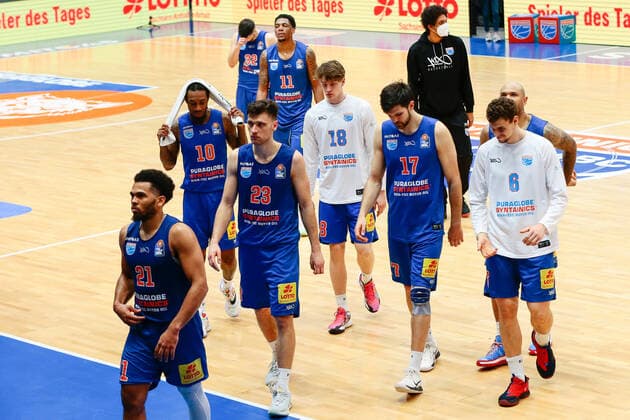 05.04.2021, xtgx, Basketball, easyCredit BBL, Syntainics MBC - Niners Chemnitz emspor, v.l. die Spieler des MBC verlassen das Feld mit haengenden Koepfen, enttaeuscht, disappointed Weissenfels