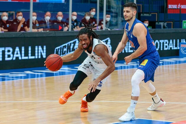 05.04.2021, xtgx, Basketball, easyCredit BBL, Syntainics MBC - Niners Chemnitz emspor, v.l. Marcus Thornton (Niners Chemnitz, 15), Roko Rogic (MBC, 32) Weissenfels