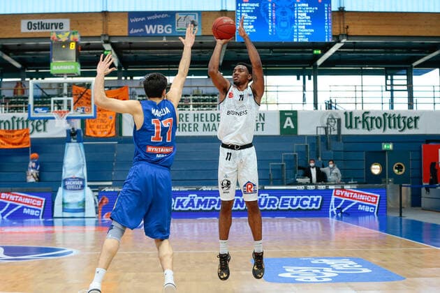 05.04.2021, xtgx, Basketball, easyCredit BBL, Syntainics MBC - Niners Chemnitz emspor, v.l. Isiaha Mike (Niners Chemnitz, 11) Wirft Korb, trifft, erzielt Korb, scores Weissenfels