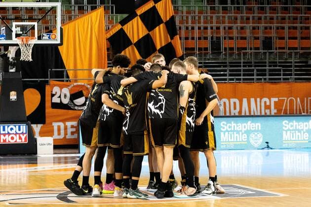 die Loewen beim Aufwaermen GER, Ratiopharm Ulm vs. Loewen Braunschweig, easycredit 1.Bundesliga Basketball, 26.Spieltag, Saison 2020 21, 05.04.2021 Ratiopharm Ulm vs. Loewen Braunschweig, 1.Basketball Bundesliga Neu-Ulm Copyright: xEibner-Pressefoto RogerxBuerkex EP_EER