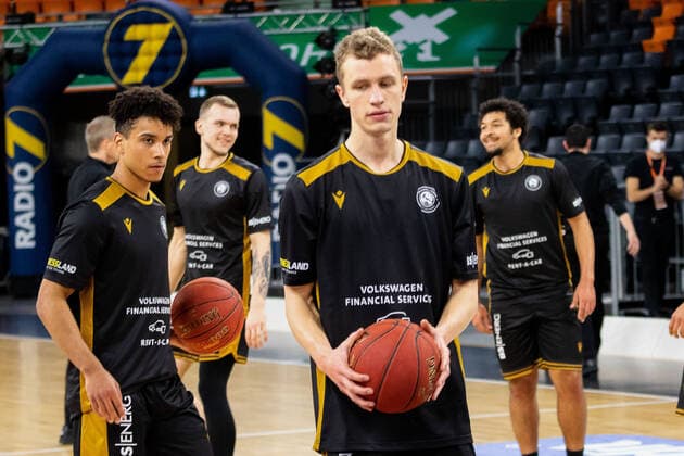 die Loewen beim Aufwaermen GER, Ratiopharm Ulm vs. Loewen Braunschweig, easycredit 1.Bundesliga Basketball, 26.Spieltag, Saison 2020 21, 05.04.2021 Ratiopharm Ulm vs. Loewen Braunschweig, 1.Basketball Bundesliga Neu-Ulm Copyright: xEibner-Pressefoto RogerxBuerkex EP_EER