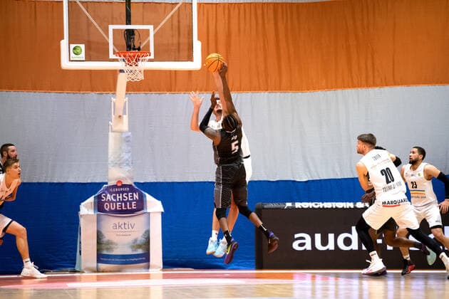 BARMER 2. Basketball Bundesliga ProA Nachhochspiel vom 12. Spieltag Saison 2020 2021 am 5.4.2021 Science City Jena vs MLP Academics Heidelberg v.hinten. Stephan Haukohl (Jena) blockt den letzten Wurf von Heidelberg durch Shyron Ely (Heidelberg). Jena gewinnt mit 70:69 Sparkassen Arena Jena