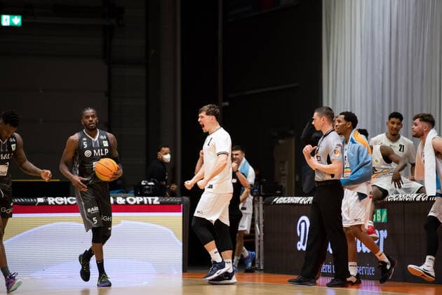 BARMER 2. Basketball Bundesliga ProA Nachhochspiel vom 12. Spieltag Saison 2020 2021 am 5.4.2021 Science City Jena vs MLP Academics Heidelberg Mitte: Dennis Nawrocki (Jena) jubelt lautstark über den 70:69 Heimerfolg gegen Heidelberg Sparkassen Arena Jena